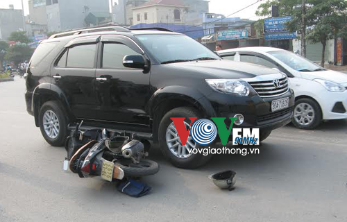 Xe máy đâm ngang ôtô, cụ ông nhập viện